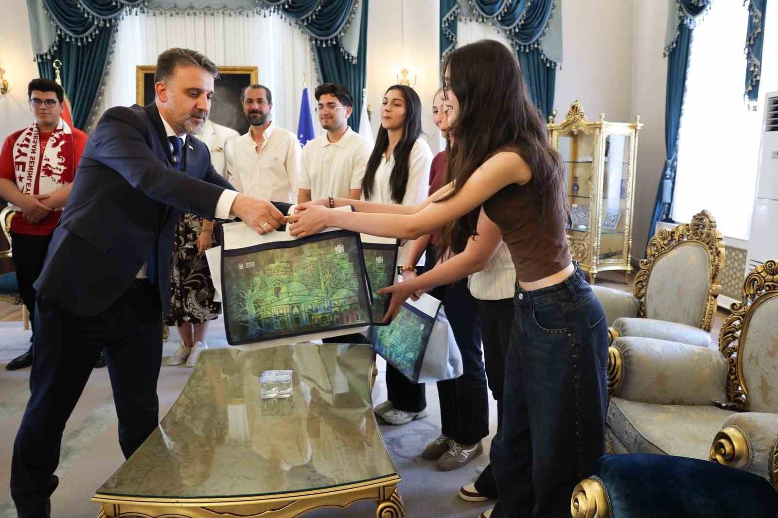 Başkan Vekili Biba, şampiyon marşın bestecilerini ağırladı 6 baskan vekili biba sampiyon marsin bestecilerini agirladi 2 fsK7fEXJ