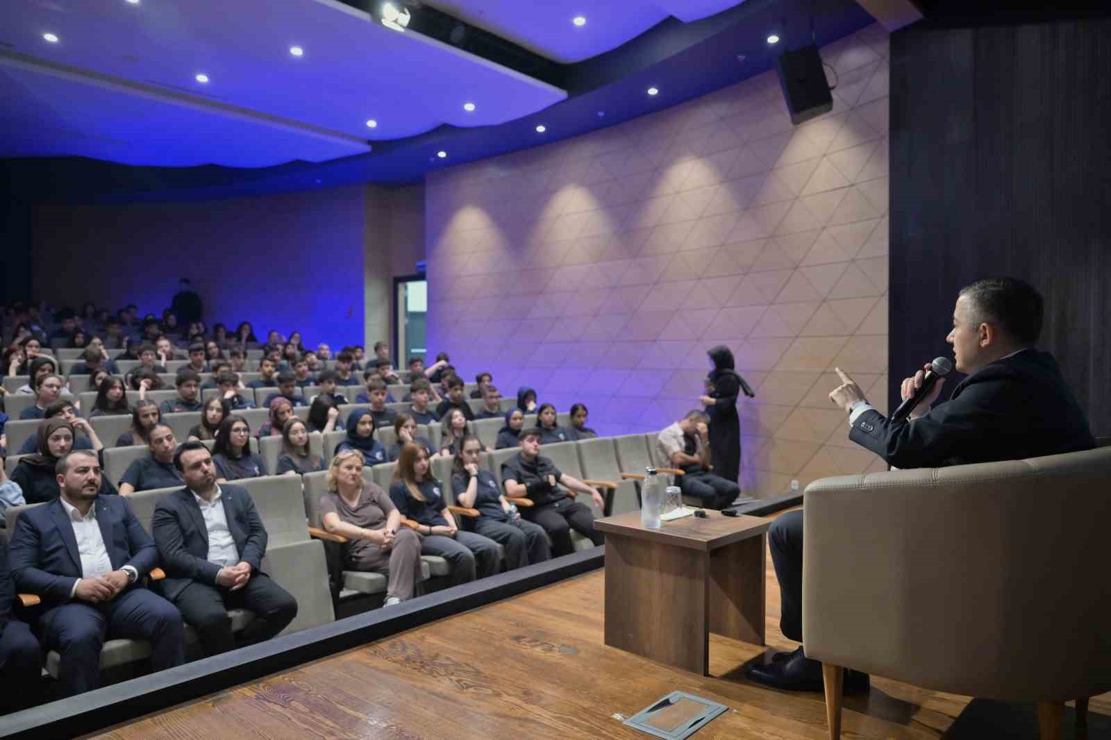 baskan vekili can aksoy tugvanin kariyer bulusmasinda genclerle bir araya geldi 2 tyKrKCO2