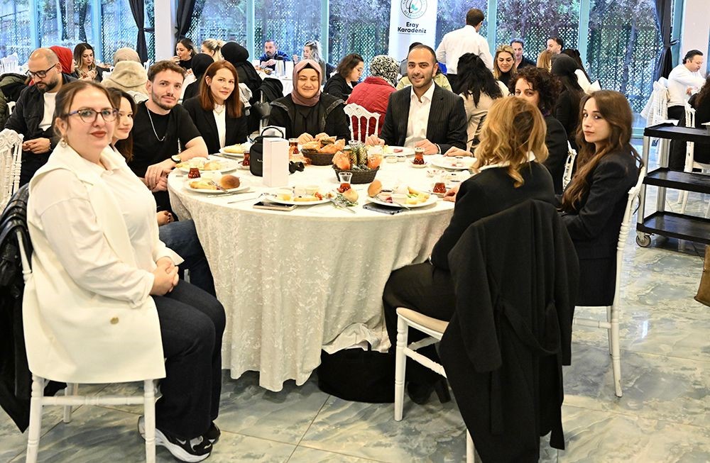 Başkan Vekili Karadeniz, Kuaför ve Güzellik Salonu işletmecilerini ağırladı 5 baskan vekili karadeniz kuafor ve guzellik salonu isletmecilerini agirladi 1 LlgVwlz3