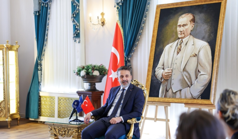 baskan-vekili-sahin-biba-altin-karagoz-halk-danslari-yarismasi-ekiplerini-agirladi