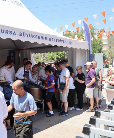 baskan-vekili-sahin-biba-niluferde-asure-dagitti