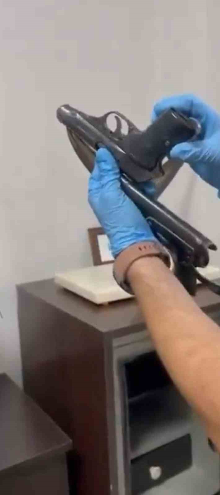 baskan yardimcisinin odasindan ruhsatsiz silah cikti 0 IXgAw62P