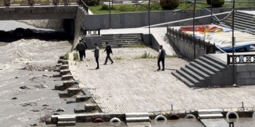 baskan-yazicioglu-akintiyla-gelen-agac-parcalarini-kendi-elleriyle-topladi-zFM3gTID.jpg