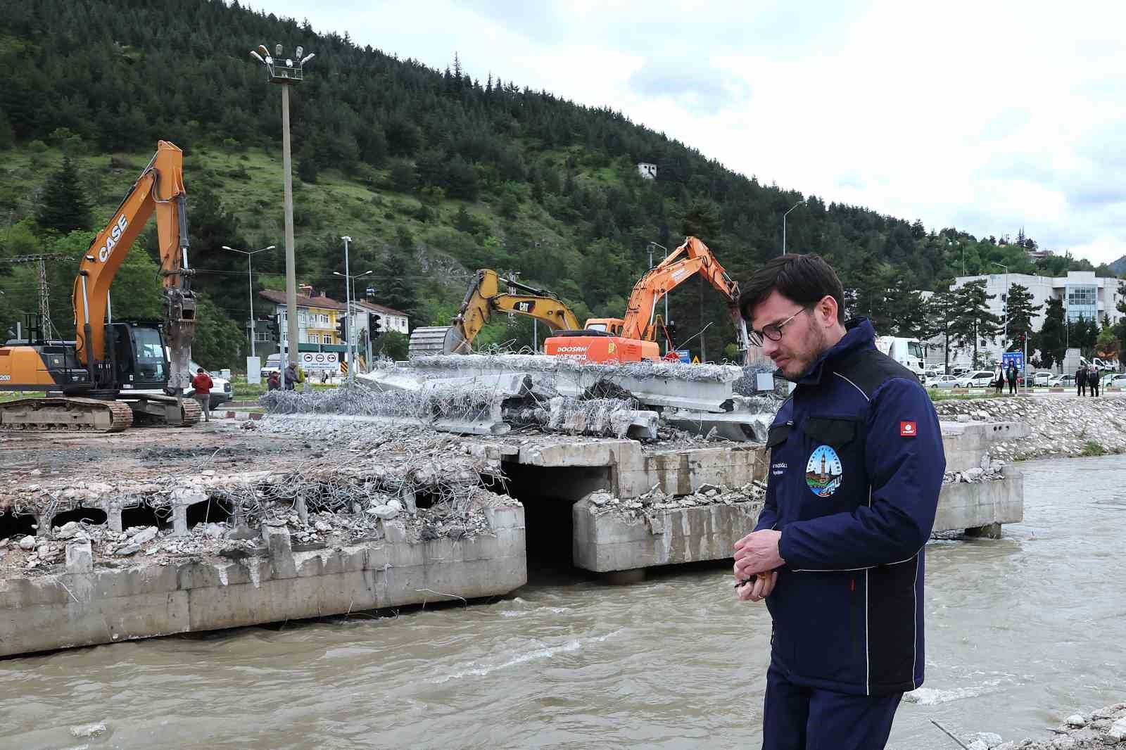 Başkan Yazıcıoğlu’ndan yıkımı gerçekleştirilen ÇEDAŞ köprüsü yerine yeni köprü müjdesi 4 baskan yazicioglundan yikimi gerceklestirilen cedas koprusu yerine yeni kopru mujdesi 0 cujpmflL