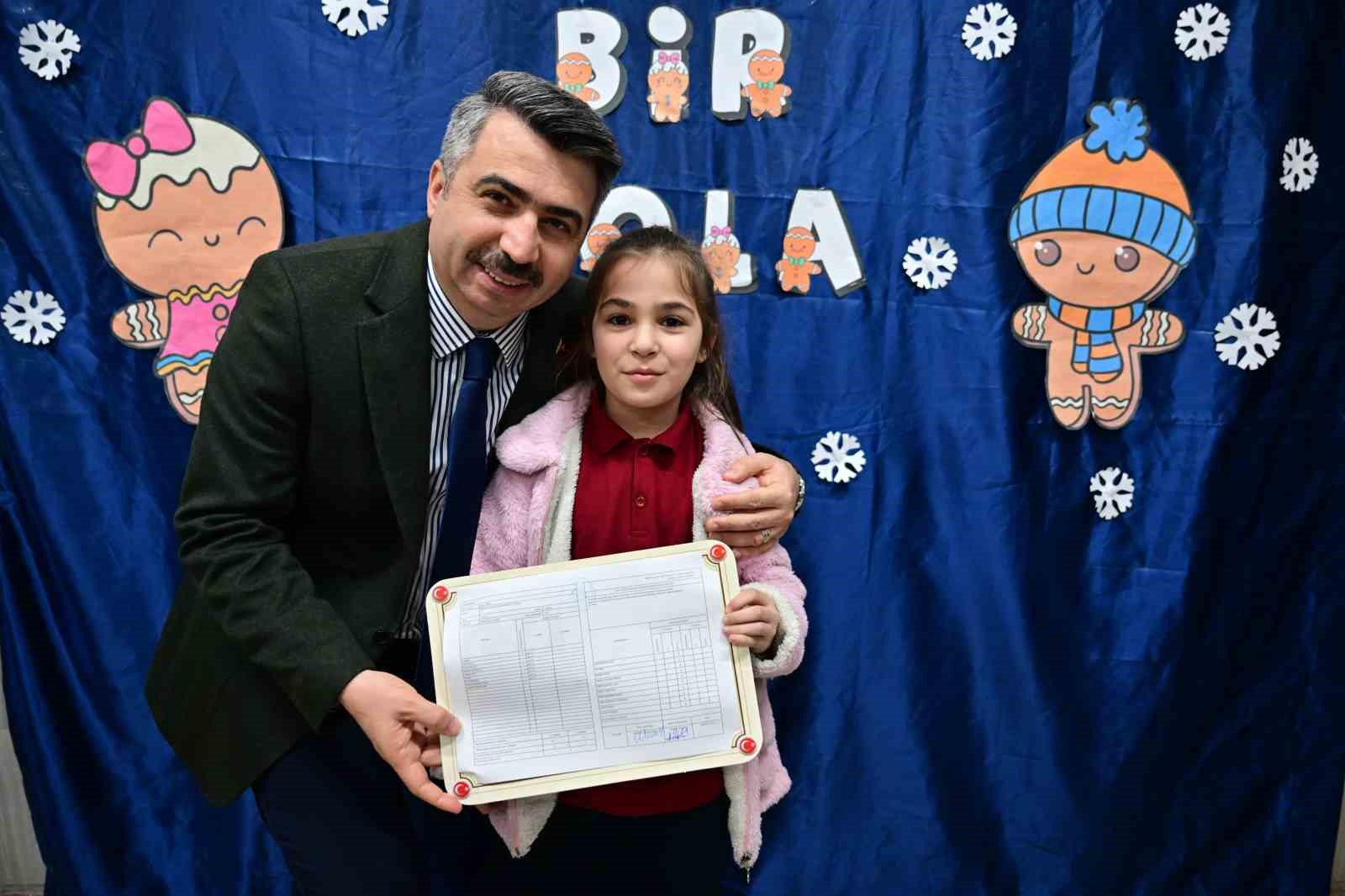 baskan yilmaz ogrencilerin karne heyecanina ortak oldu 0 XARHlww3