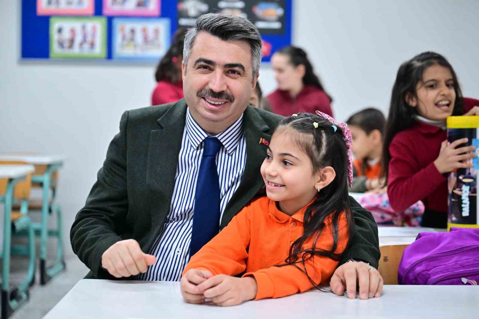 baskan yilmaz ogrencilerin karne heyecanina ortak oldu 1 pz9HreWM