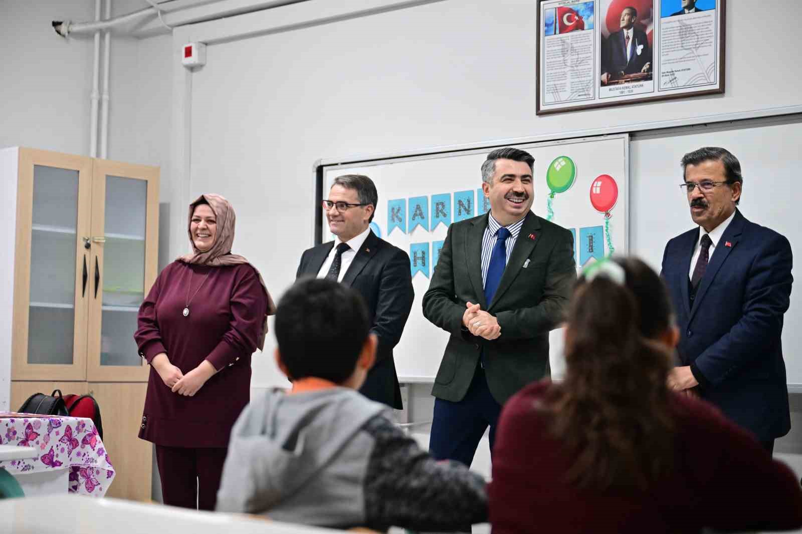 baskan yilmaz ogrencilerin karne heyecanina ortak oldu 2 mJSizTSQ
