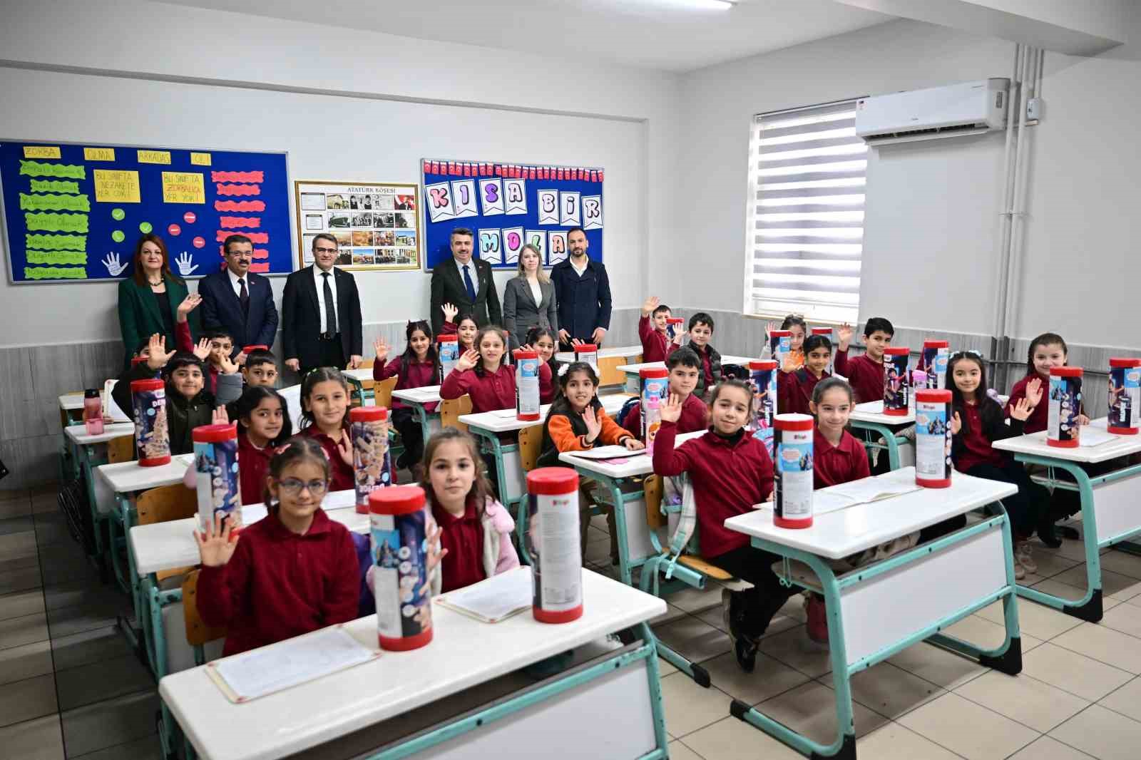 baskan yilmaz ogrencilerin karne heyecanina ortak oldu 4 VsqLjXcM