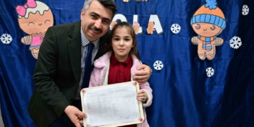 baskan-yilmaz-ogrencilerin-karne-heyecanina-ortak-oldu-esn6bnyw.jpg