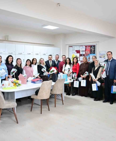 baskan-yilmaz-ogretmenler-bizim-kahramanlarimizdir-Y2NDe1Wr.jpg
