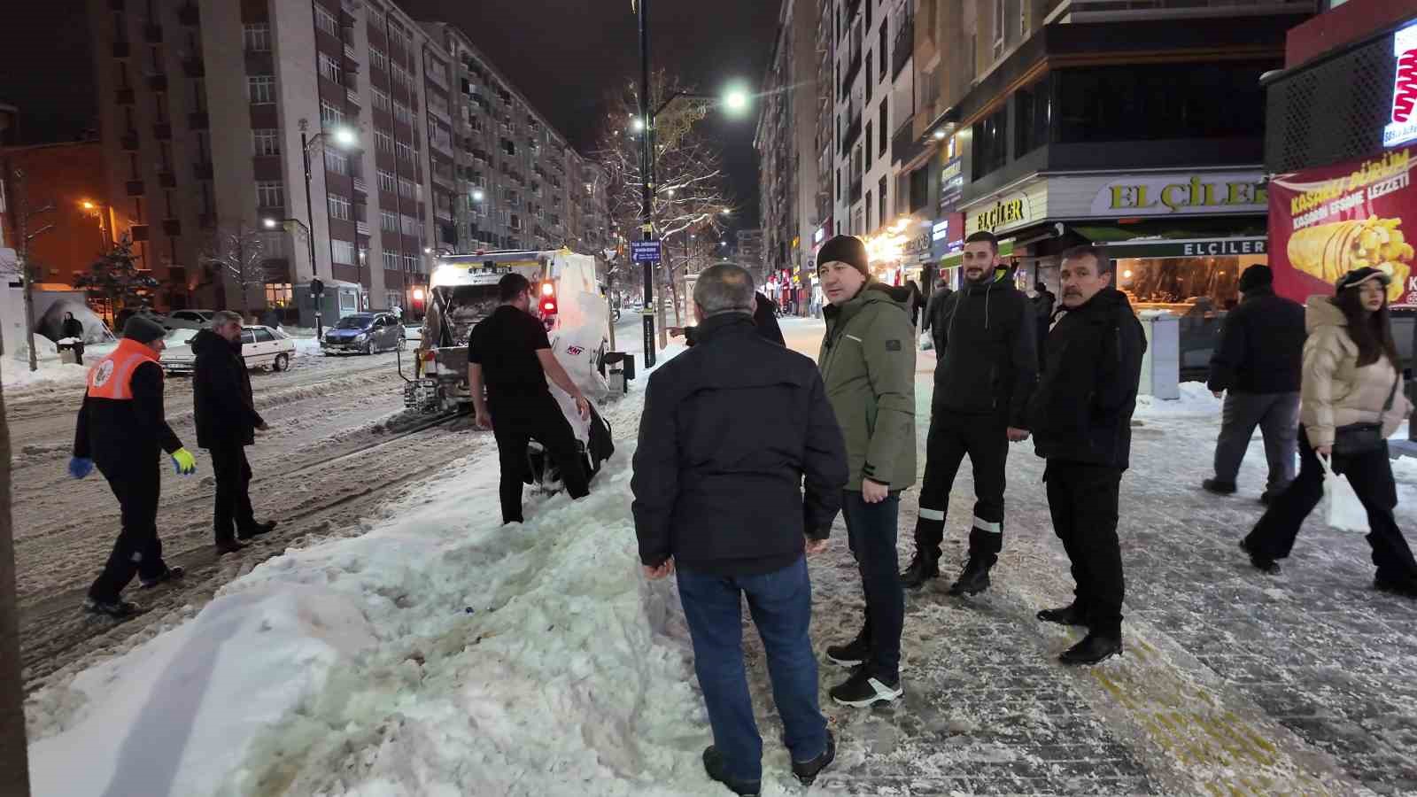 baskan yolda kalan yolculari evlerine ulastirdi 0 NnyMkaOD