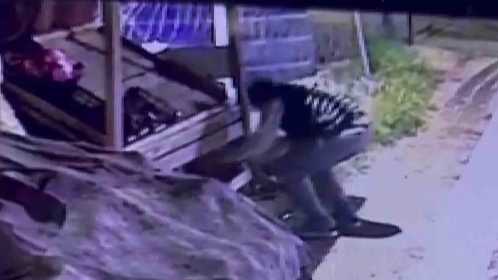Başkasına ait beğendiği ayakkabıyı çalarken kameralara yakalanan suç makinesi tutuklandı 5 baskasina ait begendigi ayakkabiyi calarken kameralara yakalanan suc makinesi tutuklandi 1 OeEnnPmh