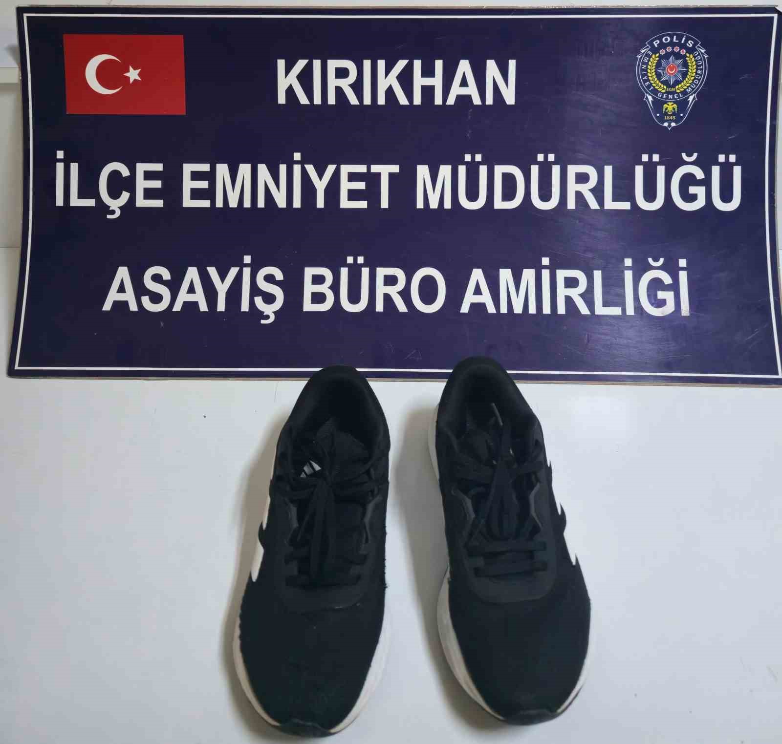 Başkasına ait beğendiği ayakkabıyı çalarken kameralara yakalanan suç makinesi tutuklandı 6 baskasina ait begendigi ayakkabiyi calarken kameralara yakalanan suc makinesi tutuklandi 2 N5eBfUdc