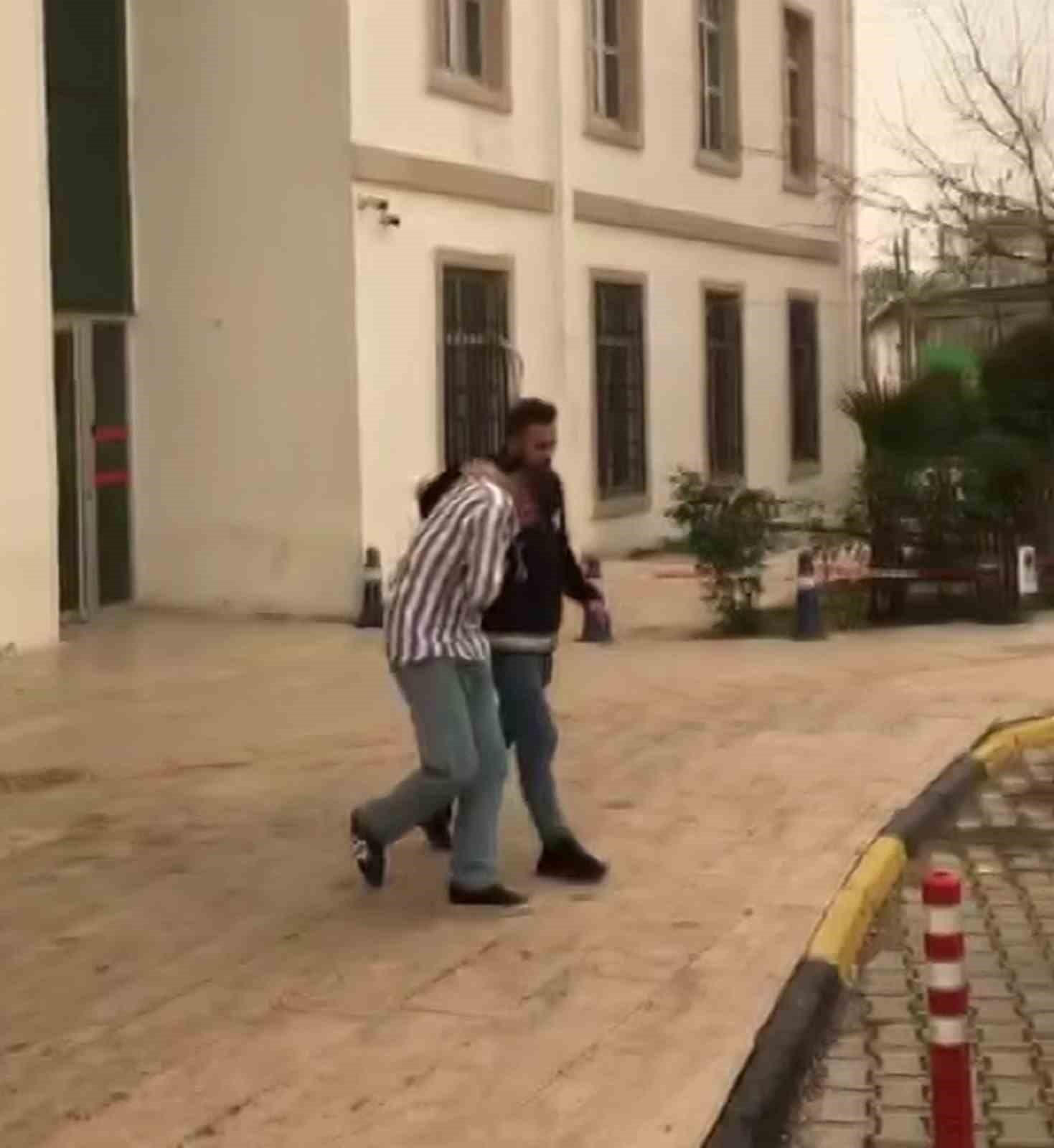 Başkasına ait beğendiği ayakkabıyı çalarken kameralara yakalanan suç makinesi tutuklandı 7 baskasina ait begendigi ayakkabiyi calarken kameralara yakalanan suc makinesi tutuklandi 3 KJJrRJae