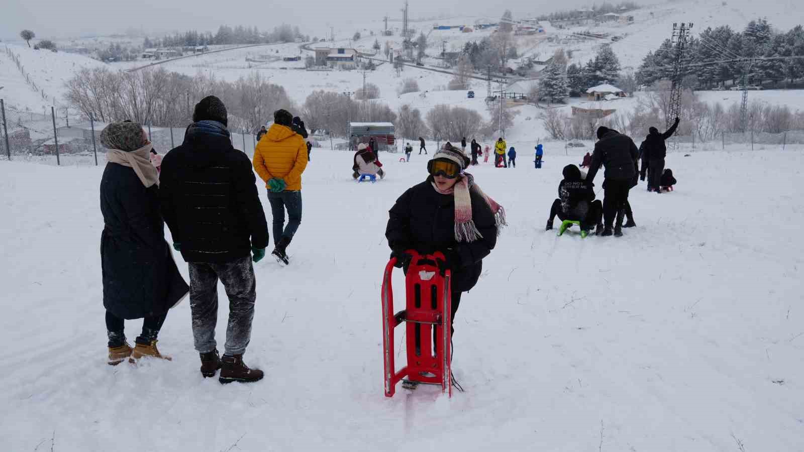 baskentliler yilin ilk gununde elmadag kayak merkezine akin etti 10 XtCDeFmd