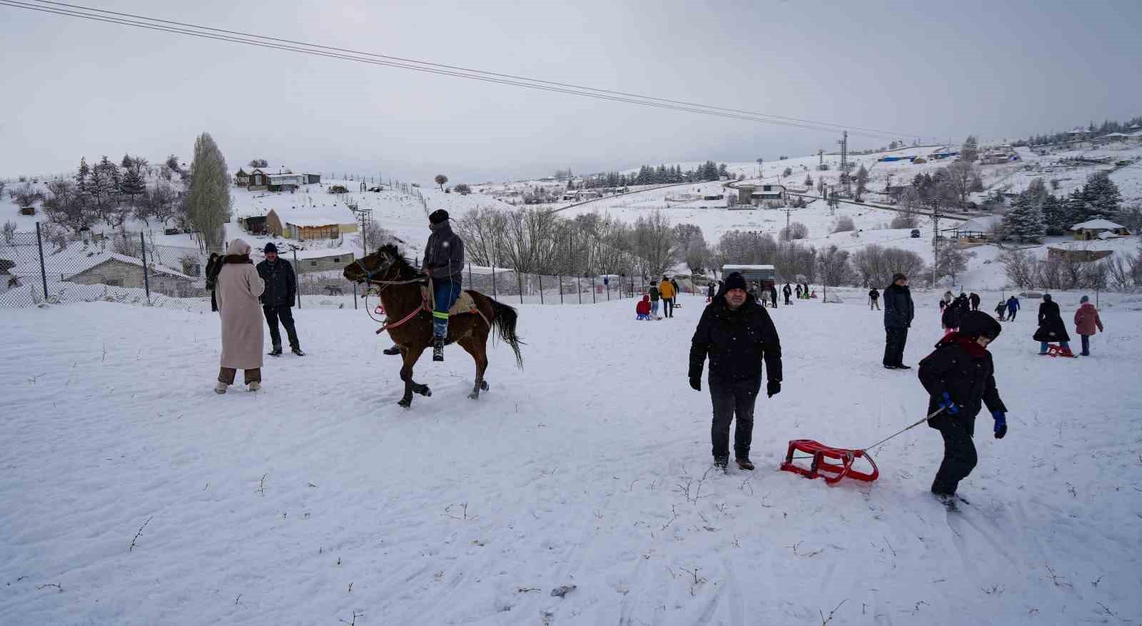 baskentliler yilin ilk gununde elmadag kayak merkezine akin etti 6 BdqcDnwt