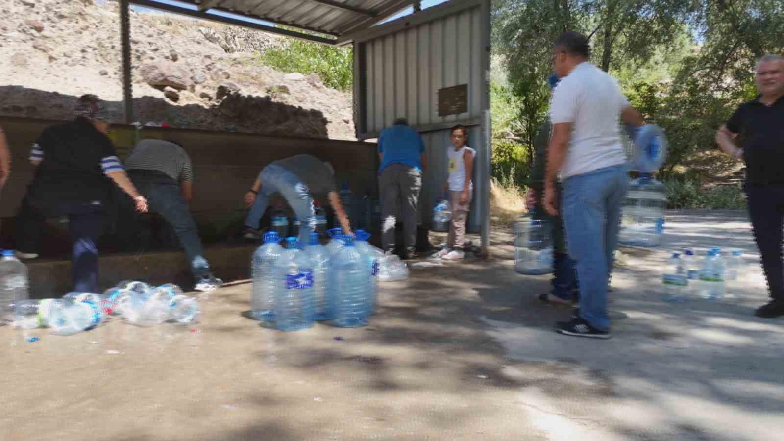 Başkentte 3 gün susuz kaldılar, çeşmelere akın ettiler 4 baskentte 3 gun susuz kaldilar cesmelere akin ettiler 0 L97gAmVL