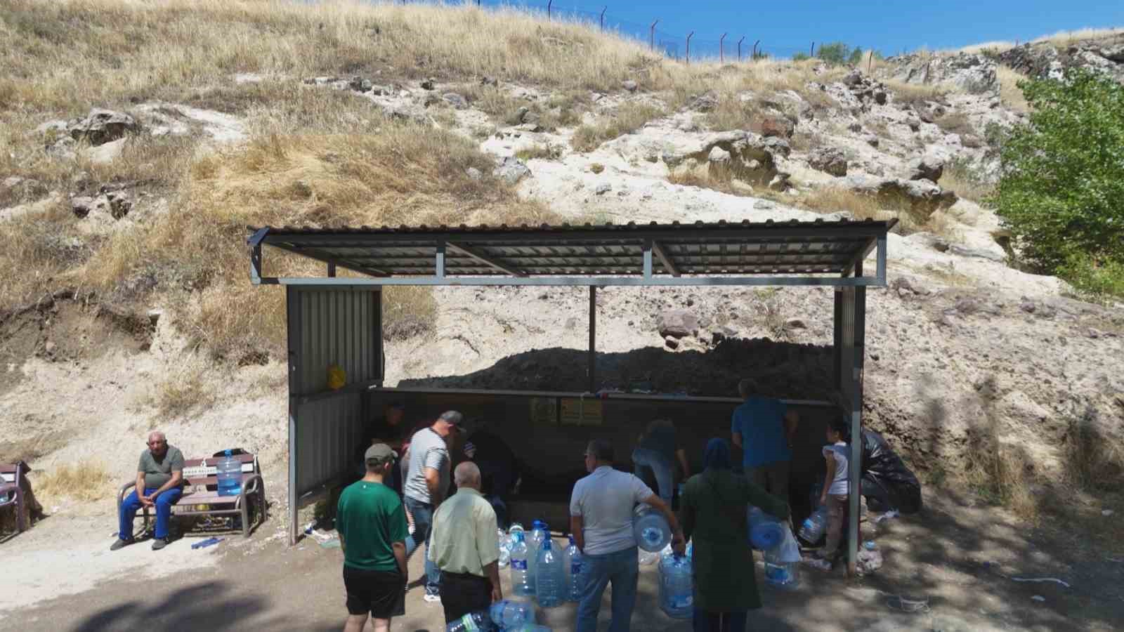 Başkentte 3 gün susuz kaldılar, çeşmelere akın ettiler 6 baskentte 3 gun susuz kaldilar cesmelere akin ettiler 2 hEOe1lzc