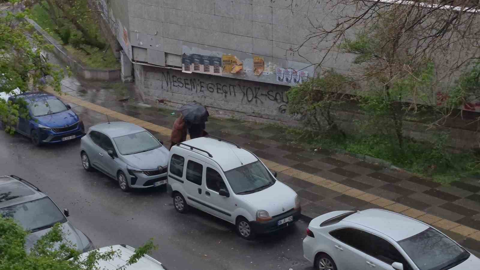 baskentte aniden baslayan firtina vatandaslara zor anlar yasatti 3 OcSEUdrX