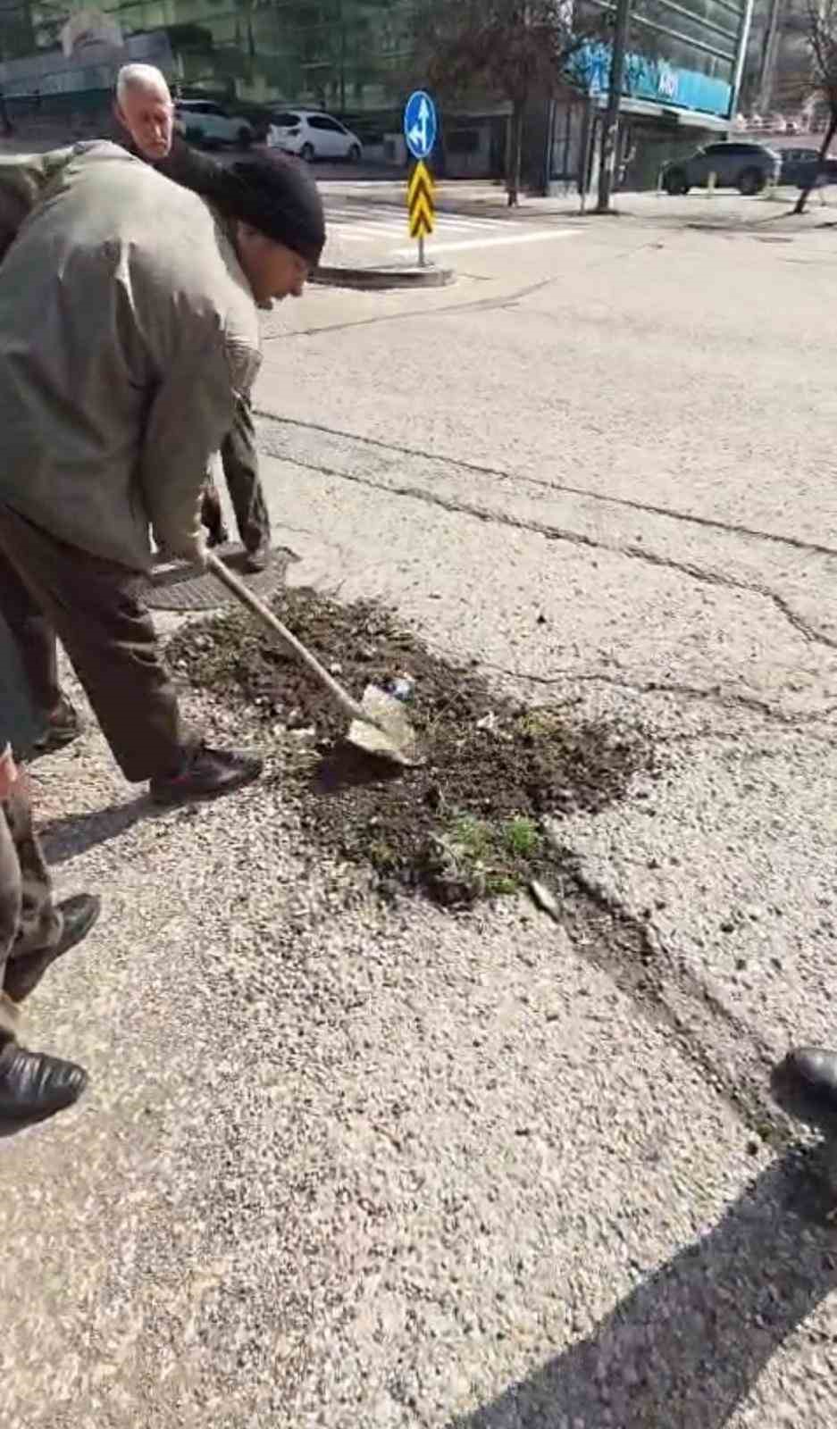 baskentte belediyeden umudu kesen vatandaslar kostebek yuvasina donen yollari kendileri onardi 0 7i3MwveK