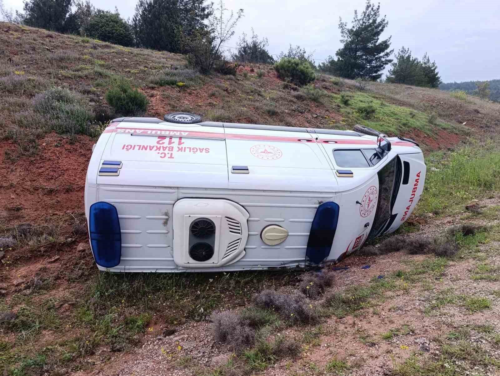 baskentte direksiyon hakimiyetini kaybeden ambulans yan yatti 0 FsUmWnCI