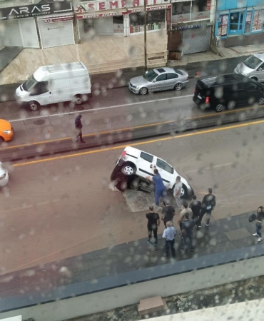 baskentte-saganak-hayati-felc-etti-yol-coktu-arac-cukura-dustu-is-yerlerini-su-basti-ykb6gtVI.jpg