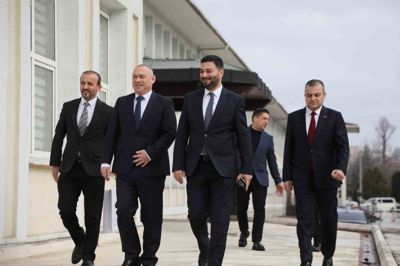 baskonsolos kellerden baskan oztekine ziyaret 4 wpBYeNHm