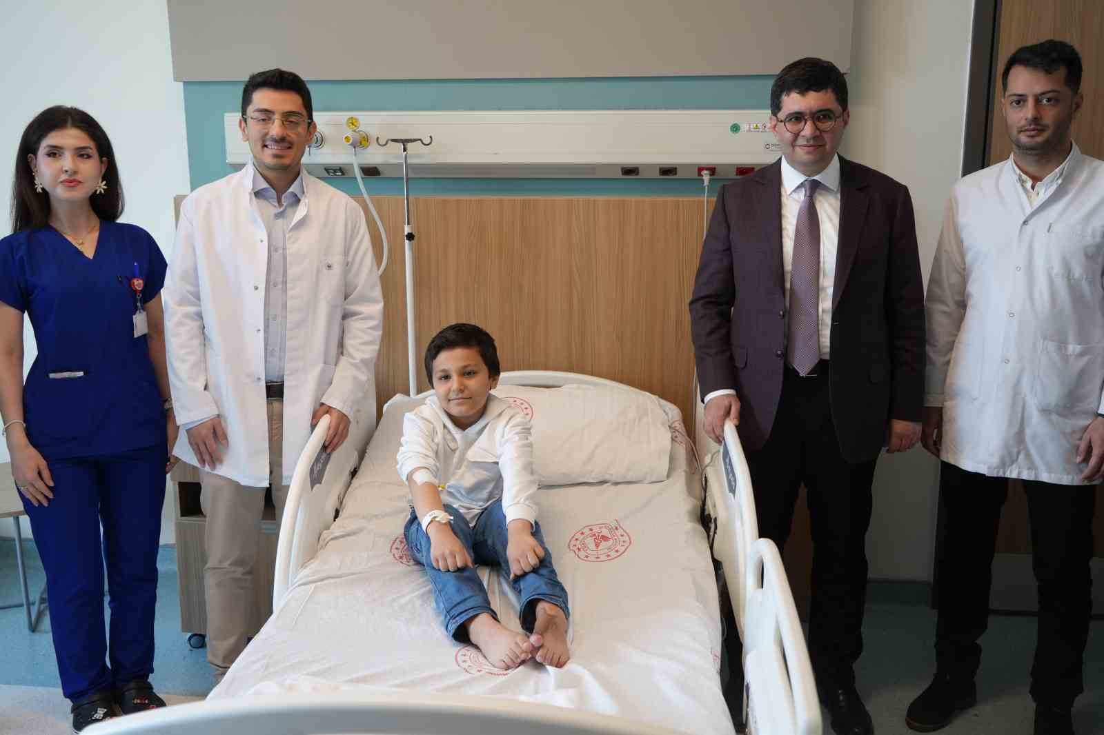 Başparmağında ileri derece hareket kısıtlılığı olan çocuk, operasyonla sağlığına kavuştu 5 basparmaginda ileri derece hareket kisitliligi olan cocuk operasyonla sagligina kavustu 1