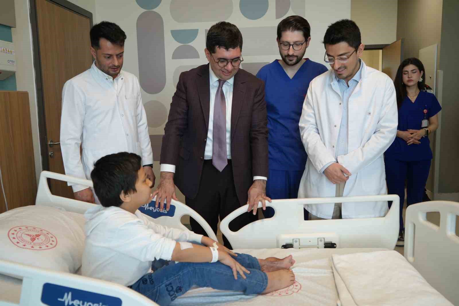 Başparmağında ileri derece hareket kısıtlılığı olan çocuk, operasyonla sağlığına kavuştu 10 basparmaginda ileri derece hareket kisitliligi olan cocuk operasyonla sagligina kavustu 6 q94EkSB3