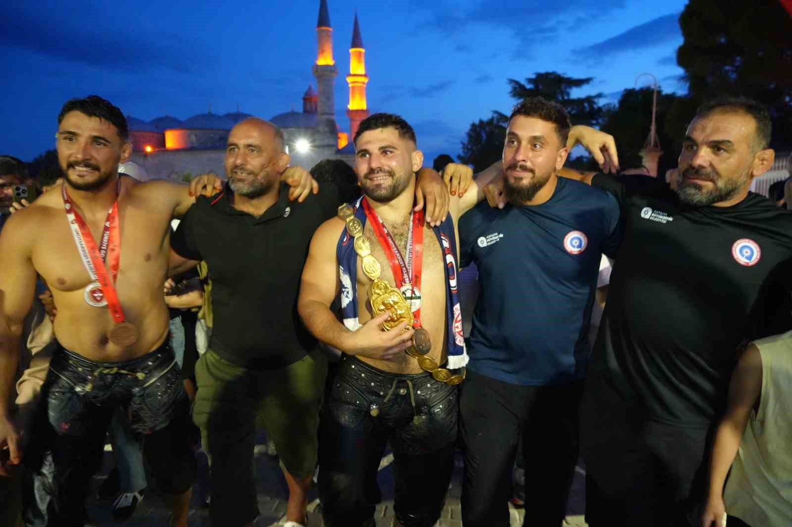 Başpehlivan Erkan Taş, Edirne’de hamam geleneğini sürdürdü 4 baspehlivan erkan tas edirnede hamam gelenegini surdurdu 0 8fp8CbYw