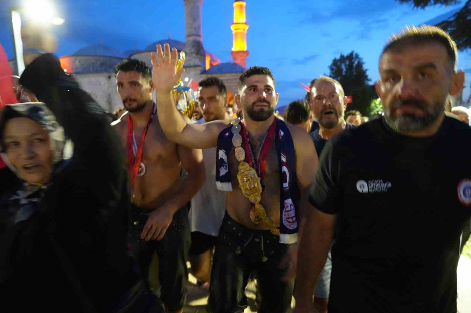 Başpehlivan Erkan Taş, Edirne’de hamam geleneğini sürdürdü 5 baspehlivan erkan tas edirnede hamam gelenegini surdurdu 1 4KBrsGAR