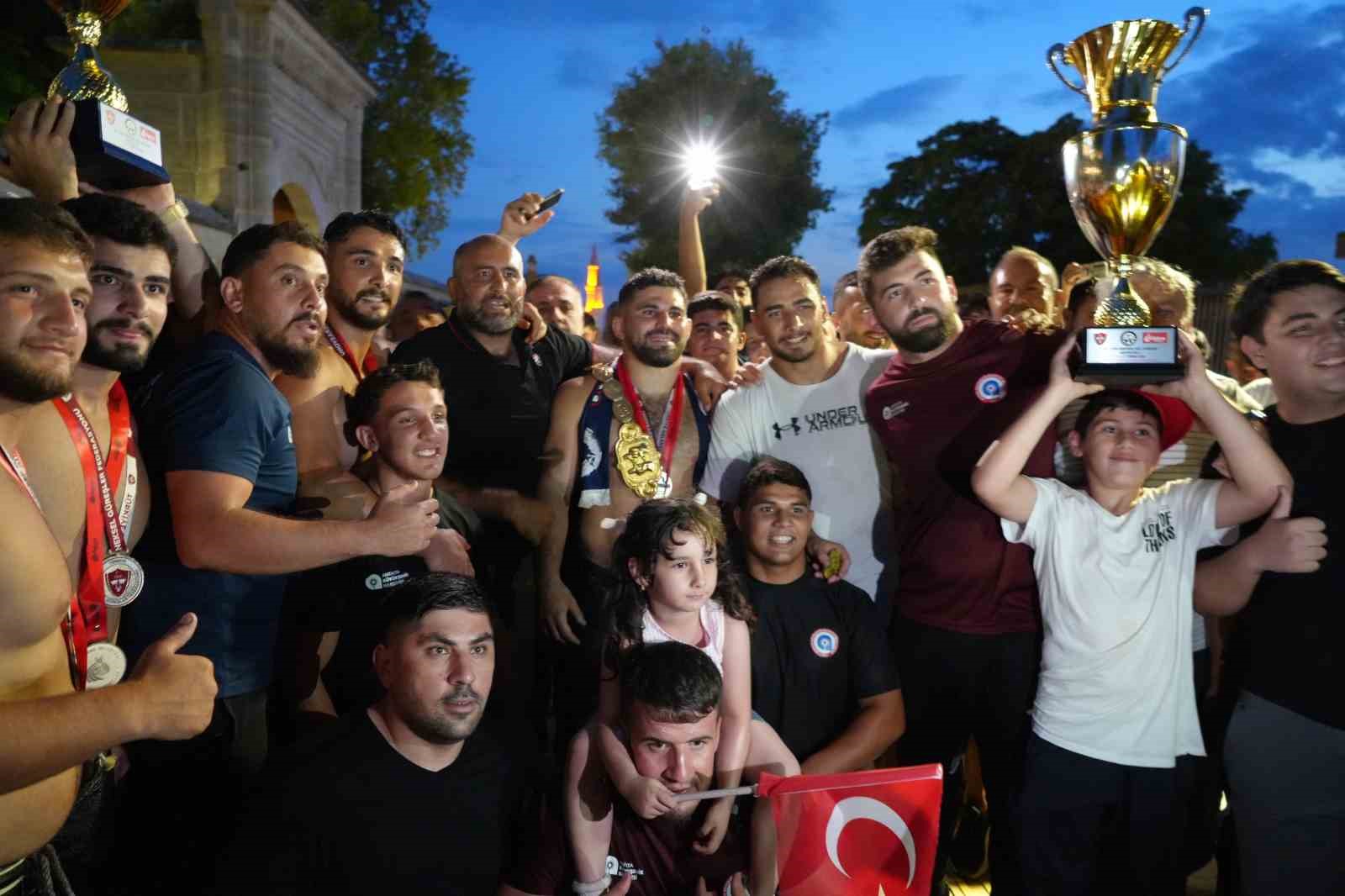 Başpehlivan Erkan Taş, Edirne’de hamam geleneğini sürdürdü 6 baspehlivan erkan tas edirnede hamam gelenegini surdurdu 2 l5L6OjPn