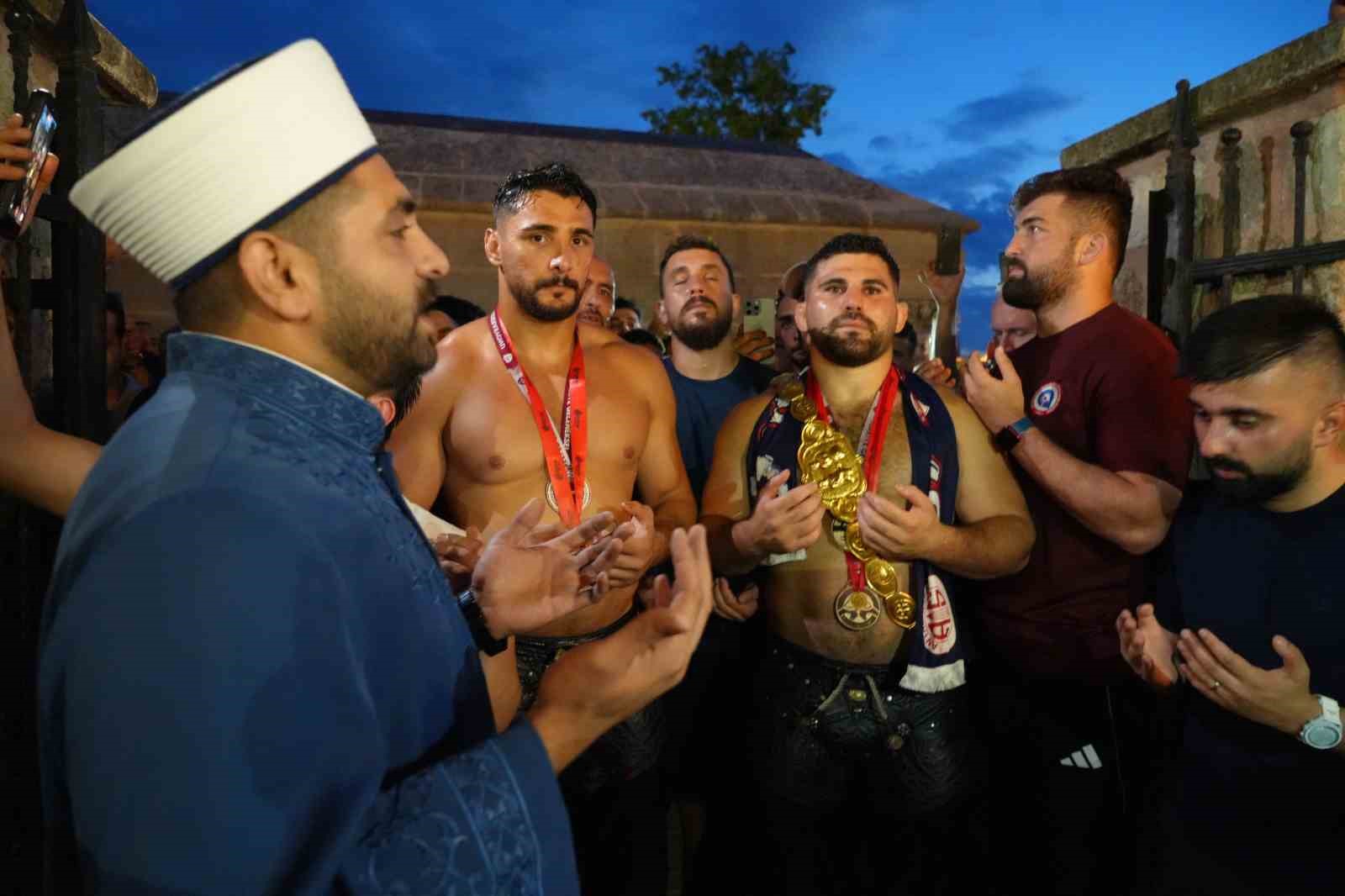 Başpehlivan Erkan Taş, Edirne’de hamam geleneğini sürdürdü 7 baspehlivan erkan tas edirnede hamam gelenegini surdurdu 3 GIUTTYid