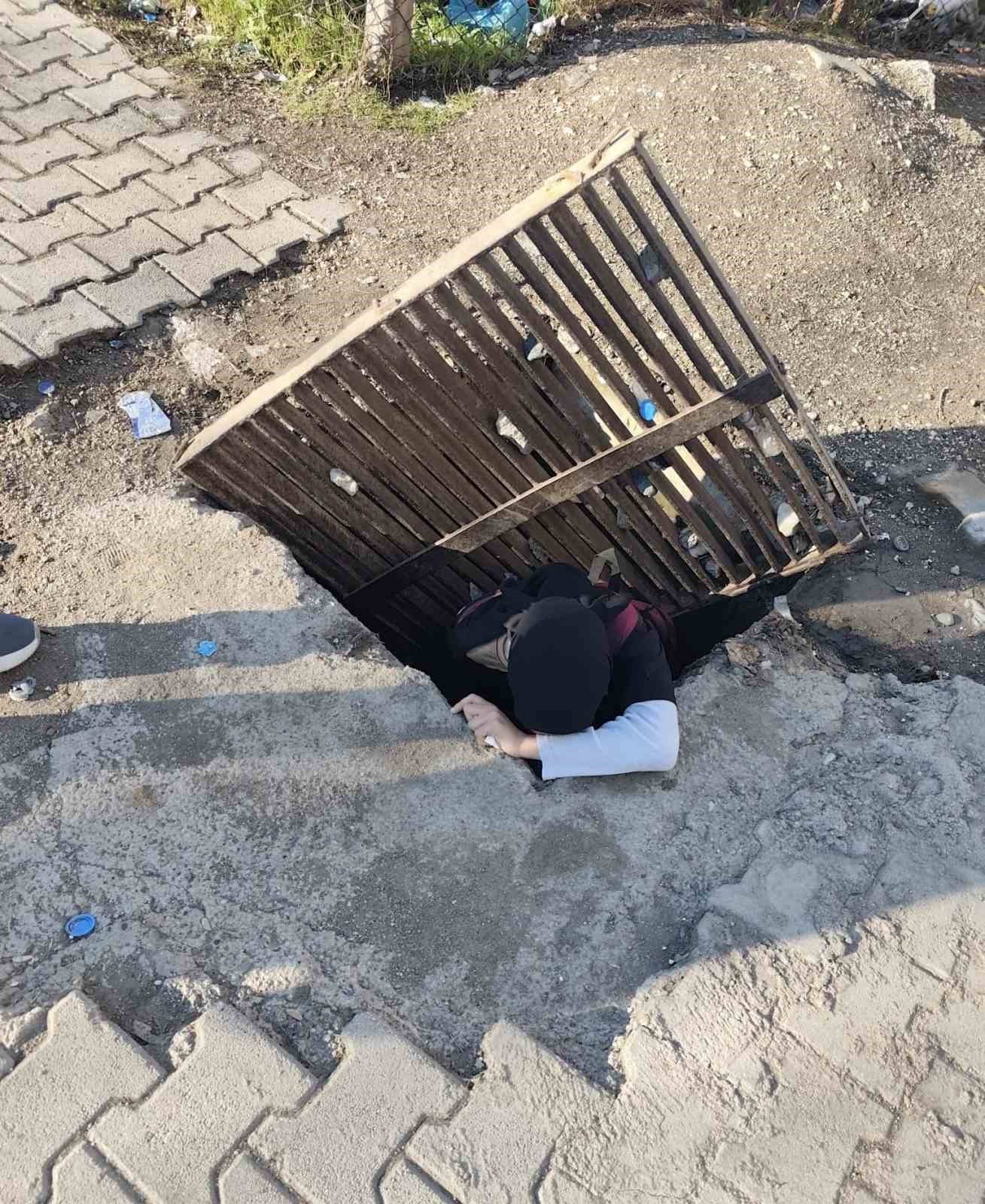 bastigi gider mazgali kayan kiz ogrenci 1 bucuk metrelik cukura dustu 0 USBEQngJ