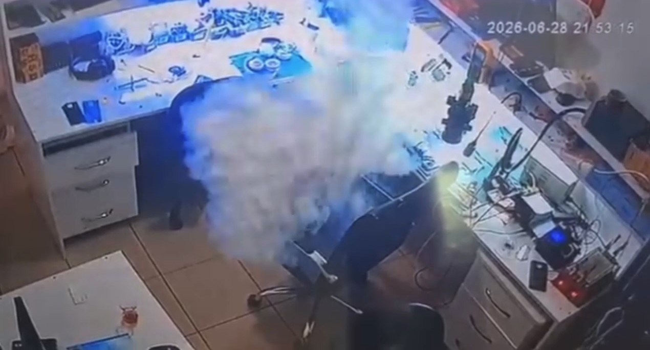 Bataryası değiştirilmek istenen cep telefonu bir anda alev aldı 5 bataryasi degistirilmek istenen cep telefonu bir anda alev aldi 1 l28ZDtDX