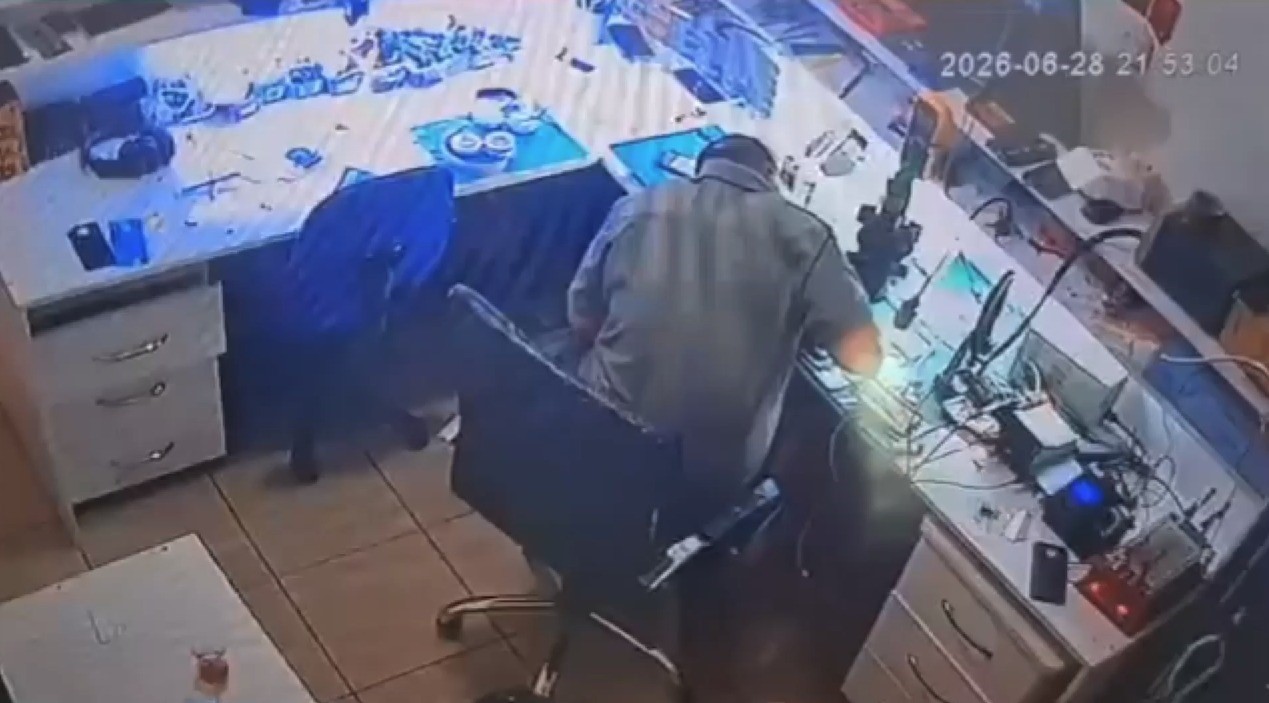 Bataryası değiştirilmek istenen cep telefonu bir anda alev aldı 6 bataryasi degistirilmek istenen cep telefonu bir anda alev aldi 2 7METjT9q