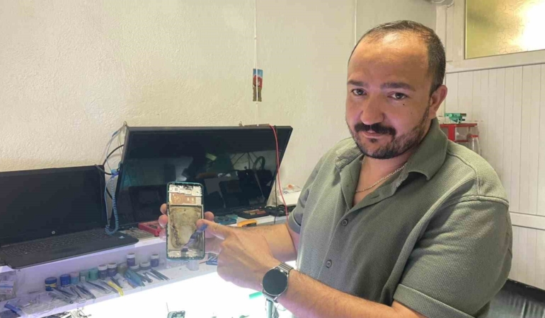 bataryasi-degistirilmek-istenen-cep-telefonu-bir-anda-alev-aldi-25LRRCFu.jpg