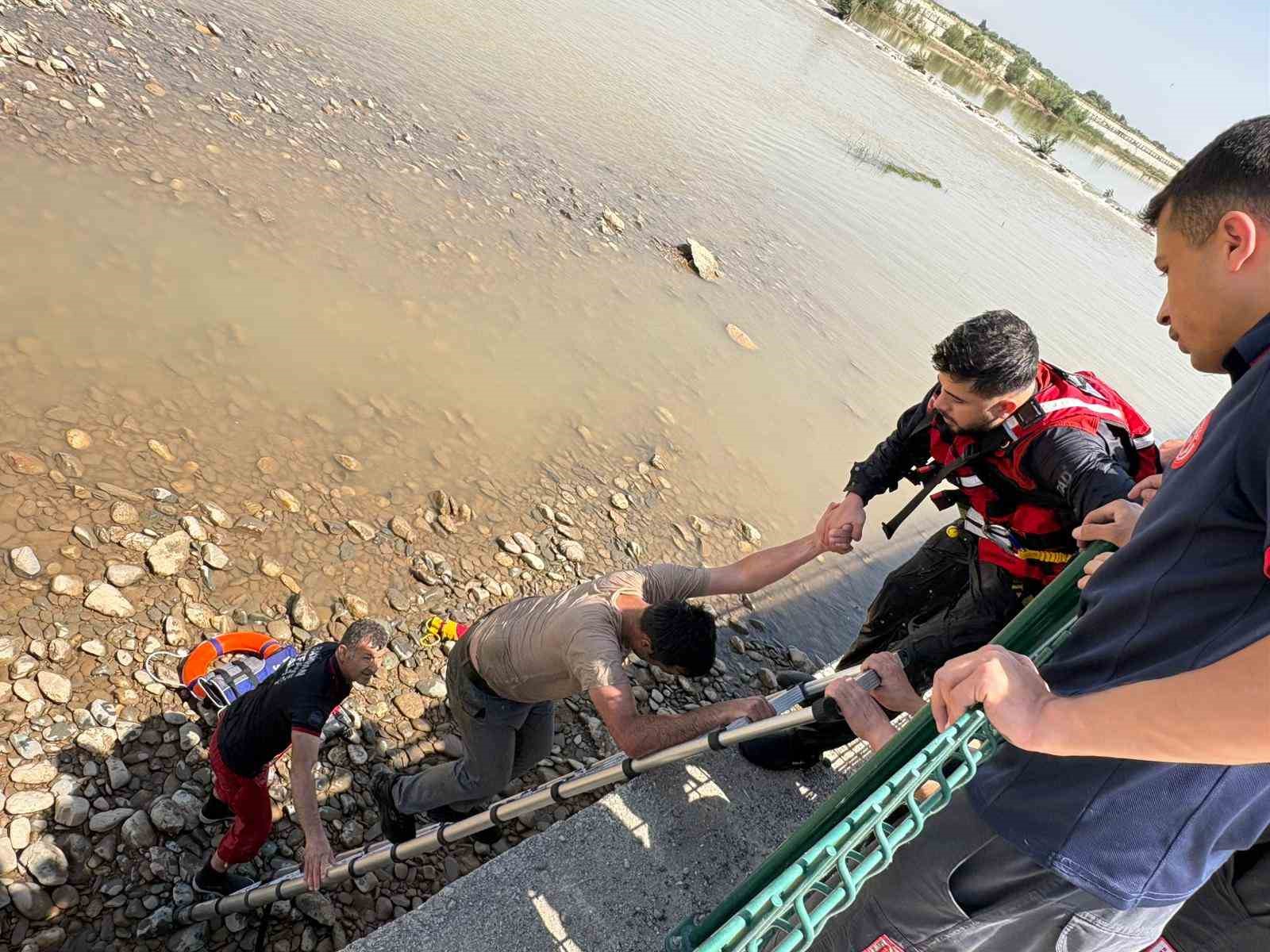 Batman Çayı’nda akıntıya kapılan vatandaşı AFAD ekipleri kurtardı 4 batman cayinda akintiya kapilan vatandasi afad ekipleri kurtardi 0 d2AKrLpf