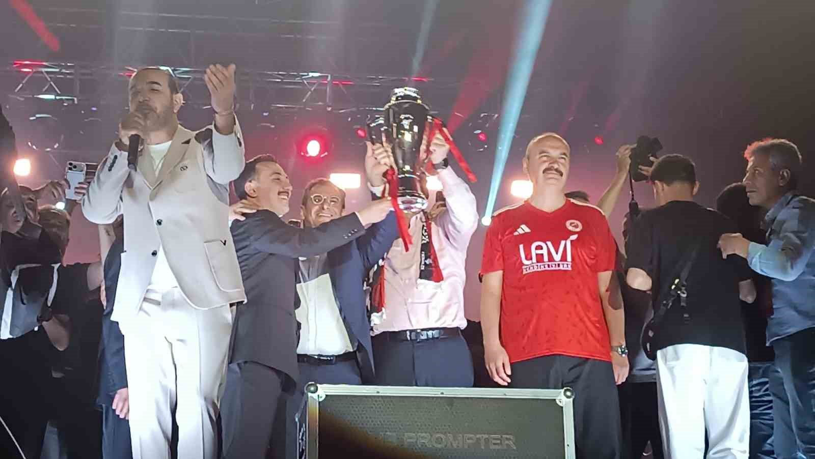 Batman Petrolspor’un şampiyonluk kutlamalarında Murat Boz Rüzgarı 5 batman petrolsporun sampiyonluk kutlamalarinda murat boz ruzgari 1