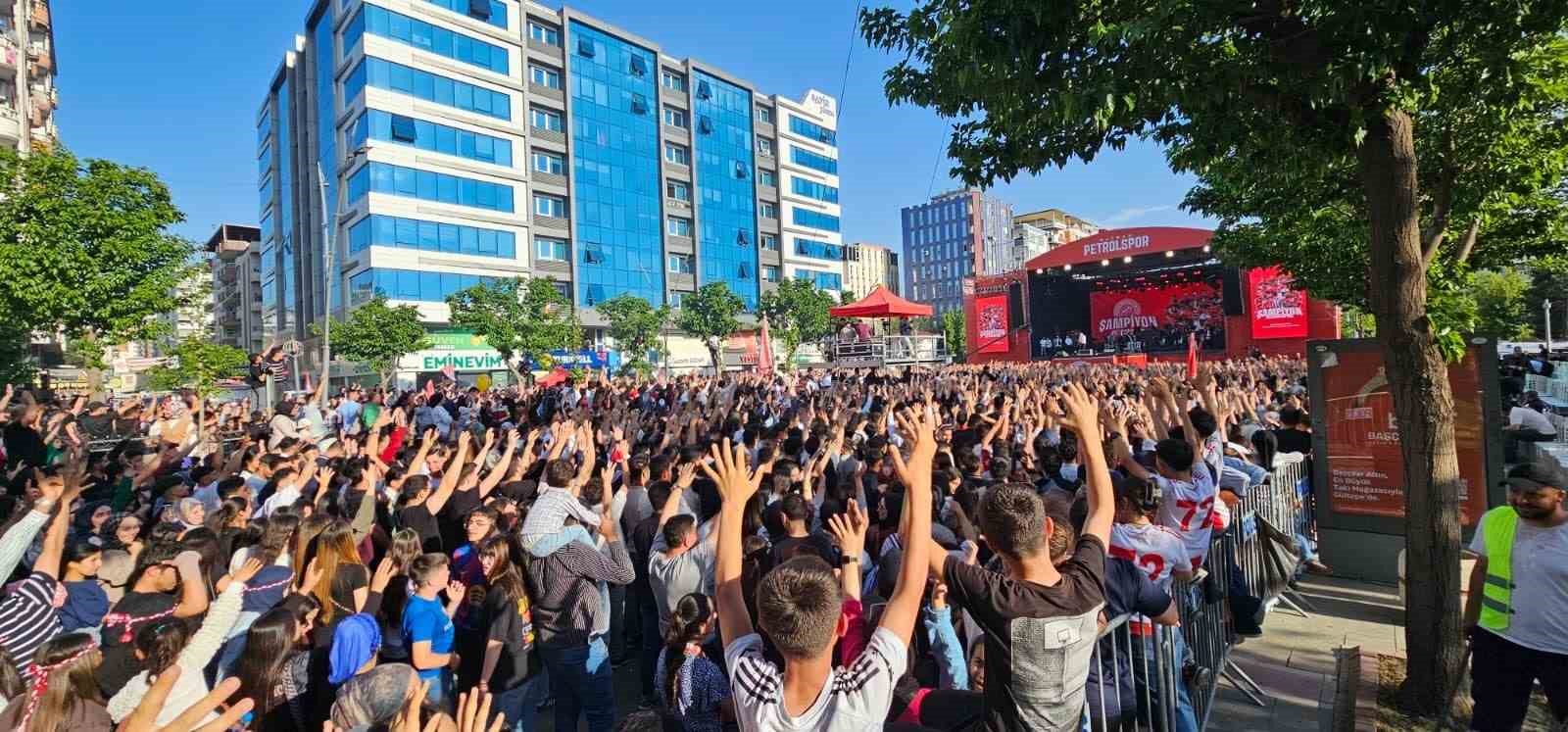 Batman Petrolspor’un şampiyonluk kutlamalarında Murat Boz Rüzgarı 8 batman petrolsporun sampiyonluk kutlamalarinda murat boz ruzgari 4 vUbsmaH7