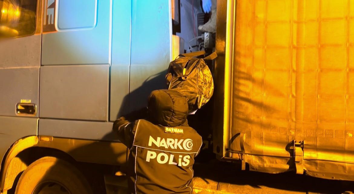batman polisinden nefes kesen operasyon tirda 51 kilo uyusturucu ele gecirildi 5 FEMzt5Oq