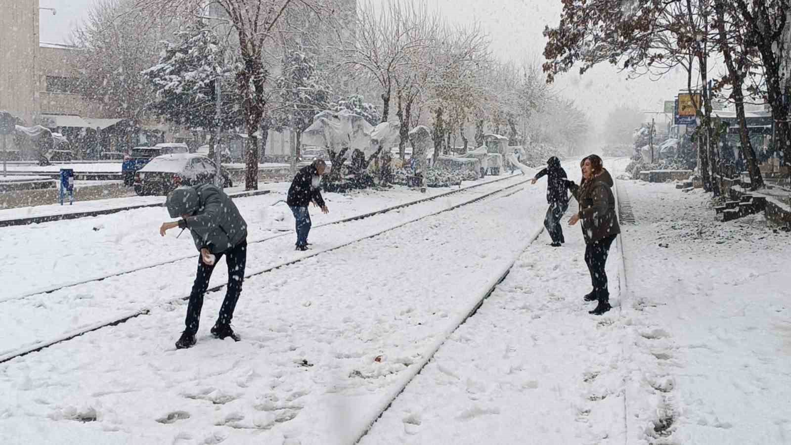 Batman’a uzun yıllar sonra lapa lapa kar yağdı, vatandaşlar sokağa döküldü 4 batmana uzun yillar sonra lapa lapa kar yagdi vatandaslar sokaga dokuldu 0 hCw9zKSS