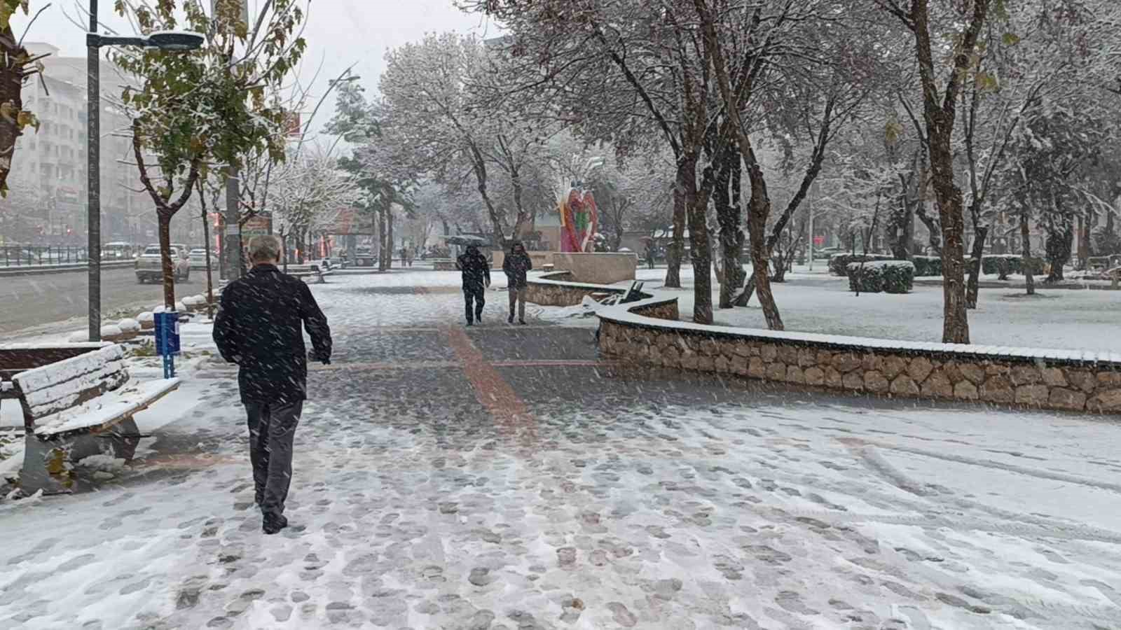 Batman’a uzun yıllar sonra lapa lapa kar yağdı, vatandaşlar sokağa döküldü 5 batmana uzun yillar sonra lapa lapa kar yagdi vatandaslar sokaga dokuldu 1 3q8uQOXh
