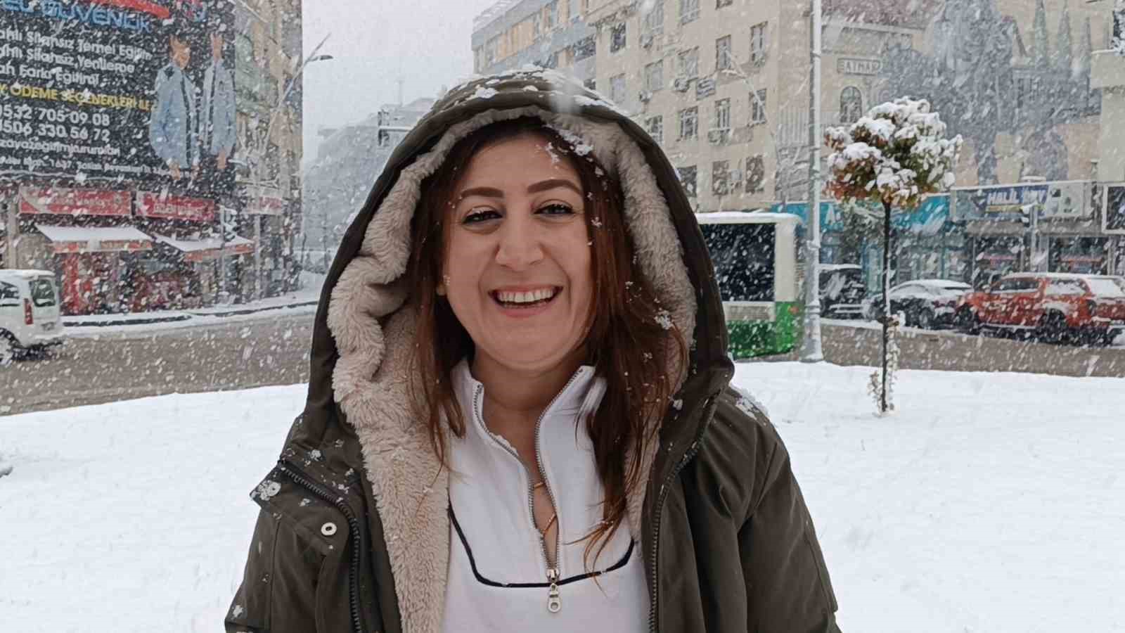 Batman’a uzun yıllar sonra lapa lapa kar yağdı, vatandaşlar sokağa döküldü 7 batmana uzun yillar sonra lapa lapa kar yagdi vatandaslar sokaga dokuldu 3 wQ1NlXlh