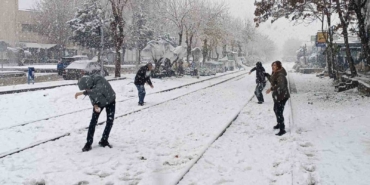 batmana-uzun-yillar-sonra-lapa-lapa-kar-yagdi-vatandaslar-sokaga-dokuldu-g22CDH29.jpg