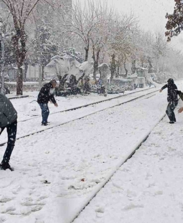 batmana-uzun-yillar-sonra-lapa-lapa-kar-yagdi-vatandaslar-sokaga-dokuldu-g22CDH29.jpg