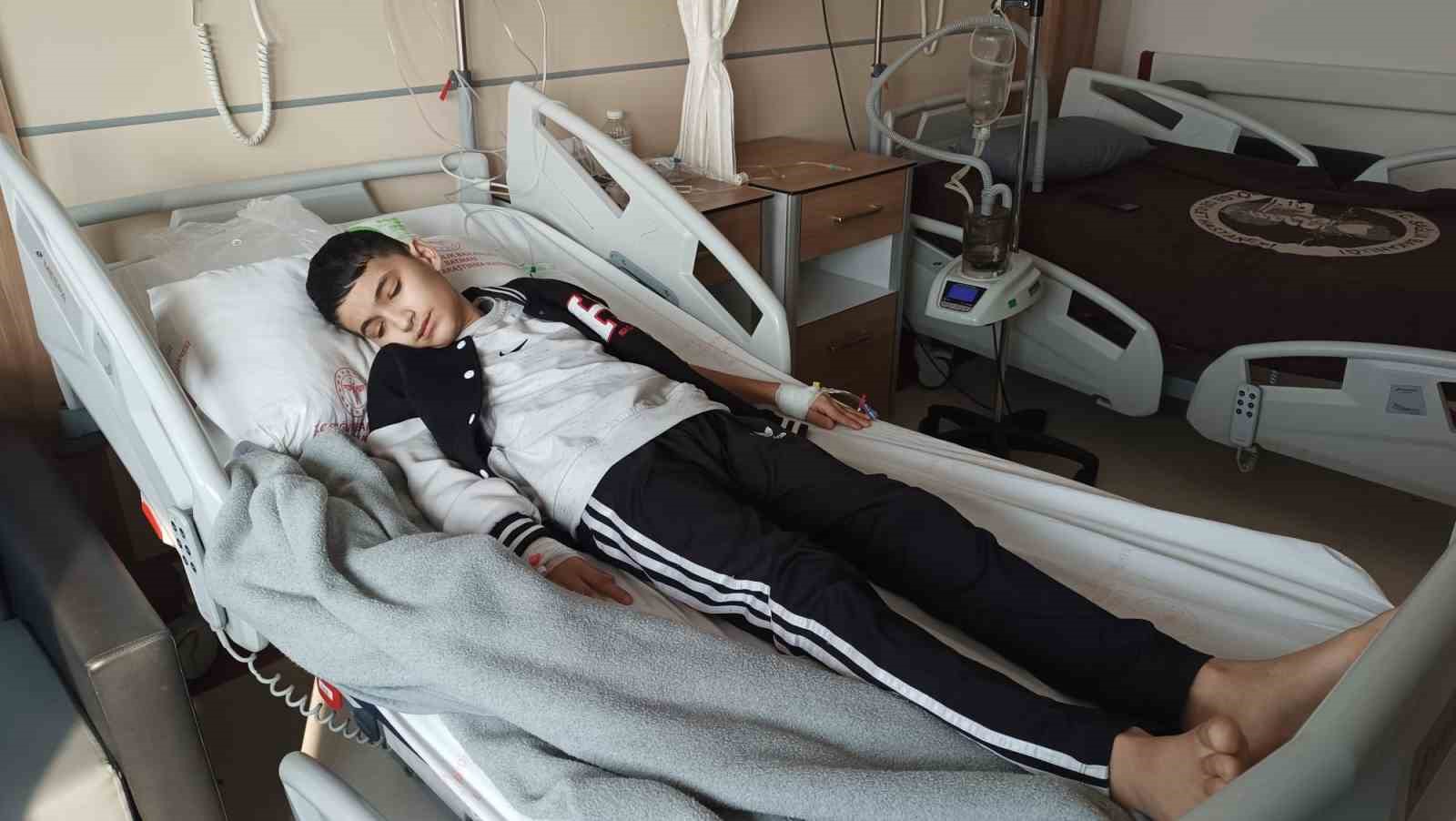 batmanda 13 yasindaki cocuk 52 gundur oksuruk nobeti yasiyor 1 sp8QBZbJ
