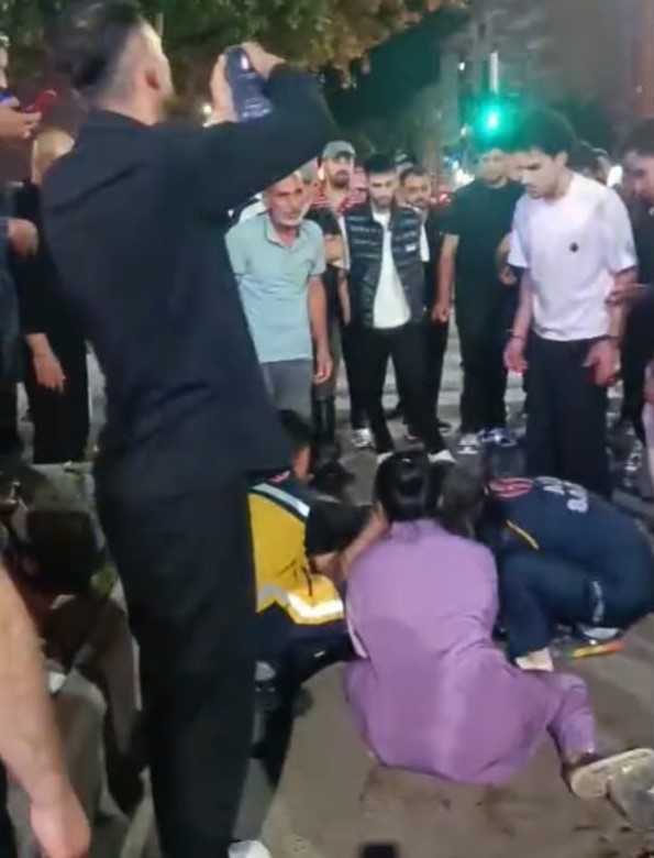 Batman’da 2 kişinin yaralandığı kaza anı güvenlik kameralarına yansıdı 5 batmanda 2 kisinin yaralandigi kaza ani guvenlik kameralarina yansidi 1 FYwKFzVv