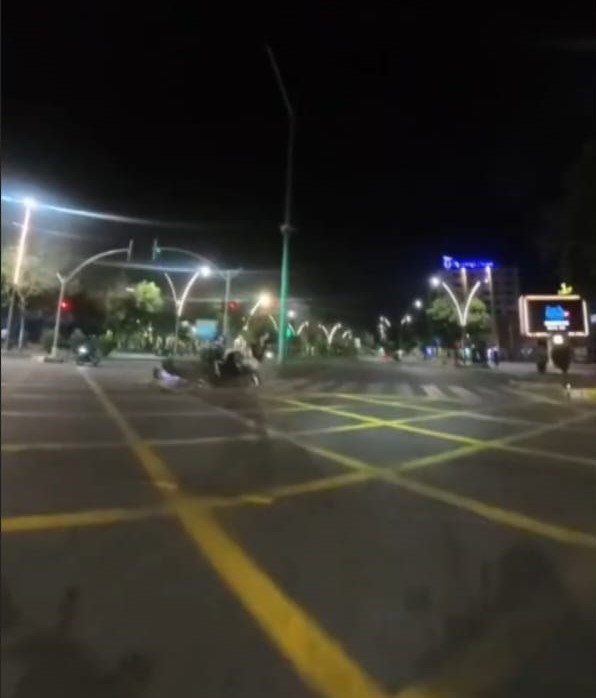 Batman’da 2 kişinin yaralandığı kaza anı güvenlik kameralarına yansıdı 6 batmanda 2 kisinin yaralandigi kaza ani guvenlik kameralarina yansidi 2 cRM6tsuX