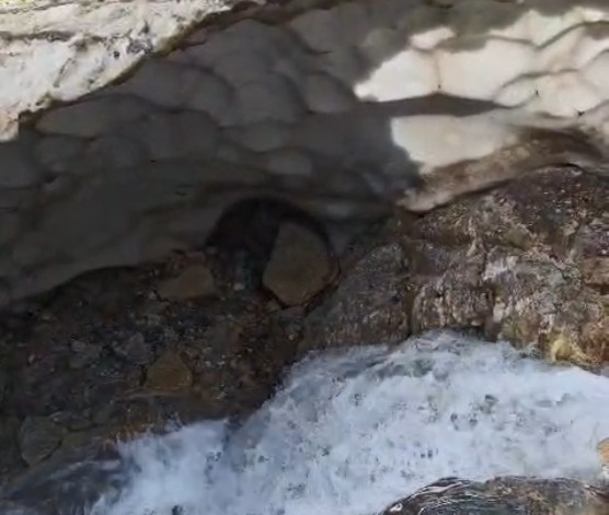 batmanda 3 metre yuksekligindeki kar magaralari hayran birakiyor 1 lNKzyzXp